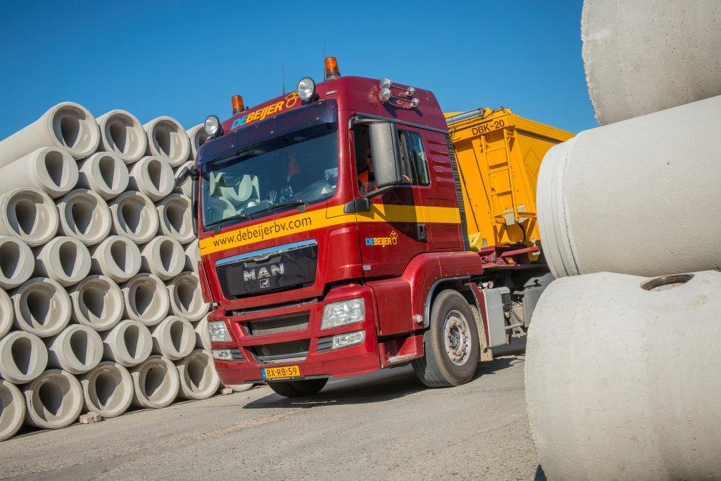 foto.vrachtwagen.betonbuizen